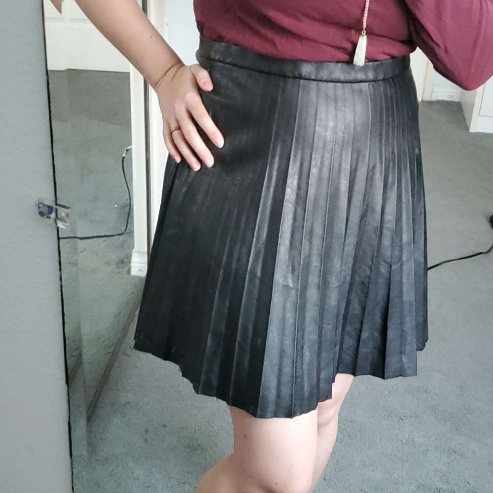SOLD jcrew size 6 faux black leather pleated mini skirt - Picture 1 of 10